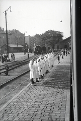 Magyarország, Budapest I., Déli pályaudvar, előtérben a 154-es számú vöröskeresztes kórházvonat személyzetét búcsúztató ápolónők, háttérben az Alkotás utca épületei a Ráth György utcánál., 1942, Reményi József, Best of, Budapest, Fortepan #257767