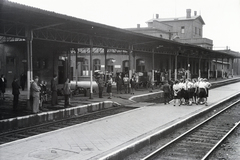 Lengyelország, Toruń, Főpályaudvar. A felvétel a 154-es számú vöröskeresztes kórházvonat fogadásakor készült., 1942, Reményi József, hitlerjugend, tangóharmonika, Fortepan #257782