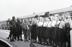 Lengyelország, Toruń, Főpályaudvar. A felvétel a 154-es számú vöröskeresztes kórházvonat fogadásakor készült., 1942, Reményi József, olvasás, hitlerjugend, magyar katona, újság, kórus, Fortepan #257808