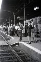 Lengyelország, Toruń, Főpályaudvar. A felvétel a 154-es számú vöröskeresztes kórházvonat fogadásakor készült., 1942, Reményi József, Fortepan #257809