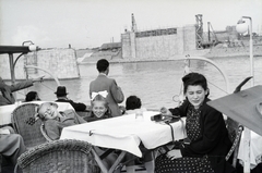 Magyarország, Budapest, Zsófia (később Szabadság) sétahajó a Dunán, háttérben az épülő Árpád híd pesti hídfője., 1943, Reményi József, Fortepan #257821