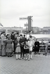 Magyarország, Budapest II., a Bem József (Pálffy) téri hajóállomás, a Zsófia (később Szabadság) sétahajó indulására várakozók. Háttérben a Margit híd., 1943, Reményi József, Best of, sétahajó, Budapest, Fortepan #257822