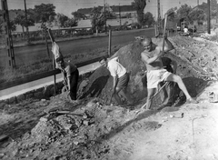 Magyarország, Budapest IX., Haller utca (Hámán Kató út) a Nagyvárad tér felé nézve, a Ferencvárosi Művelődési Központ kertrendezése., 1961, Ferencvárosi Helytörténeti Gyűjtemény, munka, Budapest, Fortepan #25783