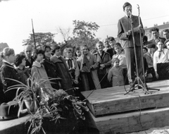 Magyarország, Budapest IX., Haller utca (Hámán Kató út) 27., ünnepség a Ferencvárosi Művelődési Központ előtt. Jobbra a Tűzoltó utcai Telepy Károly iskola látszik., 1963, Ferencvárosi Helytörténeti Gyűjtemény, ünnepség, mikrofon, Budapest, Fortepan #25785