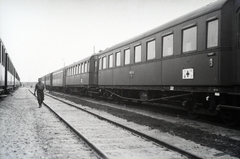 Lengyelország, Varsó, balra a 154-es számú vöröskeresztes kórházvonat. Jobbra egy német kórházvonat., 1942, Reményi József, kórházvonat, Fortepan #257879