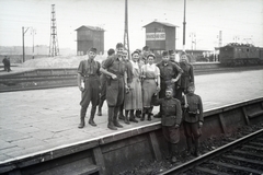 Lengyelország, Varsó, Keleti pályaudvar (Warszawa Wschodnia), a 154-es számú vöröskeresztes kórházvonat nővérei és katonai személyzete., 1942, Reményi József, Fortepan #257880