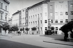 Magyarország, Szombathely, Mártírok tere, jobbra a MÁV székház., 1942, Reményi József, villamosmegálló, Fortepan #257891