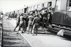 Hungary, Szombathely, a 154-es számú vöröskeresztes kórházvonat a vasútállomáson., 1942, Reményi József, hospital-train, Fortepan #257900