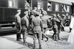 Hungary, Szombathely, a 154-es számú vöröskeresztes kórházvonat a vasútállomáson., 1942, Reményi József, hospital-train, Fortepan #257901