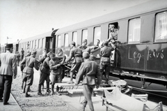 Hungary, Szombathely, a 154-es számú vöröskeresztes kórházvonat a vasútállomáson., 1942, Reményi József, Best of, hospital-train, barrow, Fortepan #257904