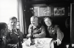 1942, Reményi József, soldier, cabin, picture in picture, drinking, coach, Fortepan #257932