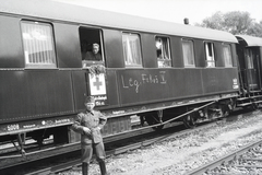 Lengyelország, Muszyna, a 154-es számú vöröskeresztes kórházvonat az állomáson. A felvétel a fekvőbetegek vagonja előtt készült., 1942, Reményi József, kórházvonat, Fortepan #257962