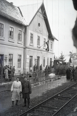 Ukraine,Zakarpattia Oblast, Volovets', vasútállomás, a felvétel a 154-es számú vöröskeresztes kórházvonat érkezésekor készült., 1942, Reményi József, Fortepan #258001