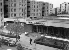 Magyarország, Budapest IX., József Attila Lakótelep, Ezüst Sirály Étterem Eszpresszó a Lobogó utca felől nézve., 1970, Ferencvárosi Helytörténeti Gyűjtemény, szovjet gyártmány, GAZ-márka, lakótelep, cukrászda, automobil, Budapest, Fortepan #25805