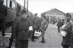 Hungary, Sopron, Déli pályaudvar, a háttérben mentőautóba emelik át a vöröskeresztes kórházvonatból a hordágyon a sebesült katonát., 1942, Reményi József, Fortepan #258068