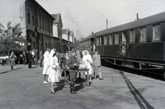 Hungary, Budapest VIII., Józsefvárosi pályaudvar, a felvétel a 154-es számú vöröskeresztes kórházvonat búcsúsztatásakor készült., 1942, Reményi József, Budapest, Fortepan #258071