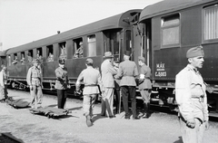 Hungary, Budapest VIII., a 154-es számú vöröskeresztes kórházvonat a Józsefvárosi pályaudvaron., 1942, Reményi József, hospital-train, barrow, Budapest, Fortepan #258078