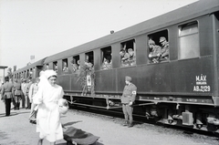 Hungary, Budapest VIII., a 154-es számú vöröskeresztes kórházvonat a Józsefvárosi pályaudvaron., 1942, Reményi József, cop, hospital-train, armband, nurse, Budapest, Fortepan #258079