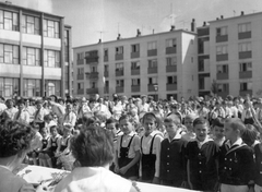 Hungary, Budapest IX., József Attila lakótelep, Ifjúmunkás utcai Kőrösi Csoma Sándor Kéttannyelvű Általános (volt Hámán Kató) Iskola., 1968, Ferencvárosi Helytörténeti Gyűjtemény, school, blocks, festive, student, Budapest, Fortepan #25809