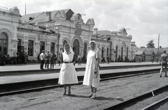 Ukraine, (ekkor Korosten), vasútállomás. A felvétel a 154-es számú vöröskeresztes kórházvonat egyik útjáról készült sorozat része., 1942, Reményi József, white dress, Fortepan #258091