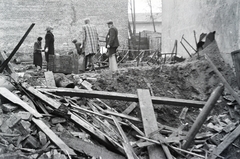 Hungary, Budapest IV., bombatölcsér az Árpád út 39-es számú és a Lorántffy Zsuzsanna utca 20-as számú épület udvaránál., 1944, Reményi József, damaged building, yellow star, Budapest, Fortepan #258097