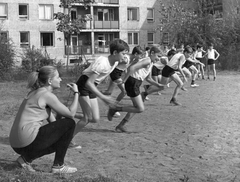 Magyarország, Budapest IX., József Attila lakótelep, Ifjúmunkás utcai iskola udvara., 1976, Ferencvárosi Helytörténeti Gyűjtemény, sport, lakótelep, gyerekek, tanár, tornaruha, Budapest, Fortepan #25810