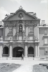 Hungary, Gödöllő, a Jászóvári Premontrei Kanonokrend Gödöllői Reálgimnáziuma (később Szent István Egyetem) és előtte a park., 1944, Reményi József, high school, Fortepan #258105