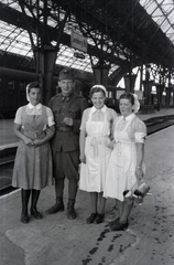 Ukraine, Lviv, a vöröskeresztes kórházvonat személyzetének tagjai a pályaudvaron., 1942, Reményi József, soldier, train station, Fortepan #258111