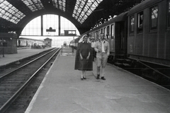 Ukraine, Lviv, pályuadvar, a vöröskeresztes kórházvonat mellett a személyzetének tagjai., 1942, Reményi József, train station, train, Fortepan #258112