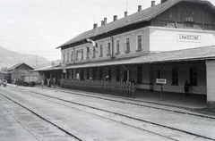 Ukraine, (ekkor Lawoczne), a vöröskeresztes kórházvonatot fogadó alakulat a vasútállomáson., 1942, Reményi József, train station, soldier, label, Fortepan #258119