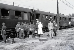 Hungary, Budapest X., Maglódi út az Olaj utca - Téglavető utca közötti szakaszon. A felvétel a 154-es számú vöröskeresztes kórházvonat mellett készült., 1942, Reményi József, hospital-train, Budapest, Fortepan #258141