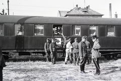 Hungary, Budapest X., Maglódi út az Olaj utca - Téglavető utca közötti szakaszon. A felvétel a 154-es számú vöröskeresztes kórházvonat mellett készült. Háttérben a Dreher Sörgyárhoz tartozó egyik épület látható., 1942, Reményi József, hospital-train, Budapest, Fortepan #258143