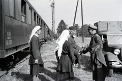 Hungary, Budapest X., Maglódi út az Olaj utca - Téglavető utca közötti szakaszon. A felvétel a 154-es számú vöröskeresztes kórházvonat mellett készült., 1942, Reményi József, hospital-train, German soldier, Budapest, Fortepan #258144