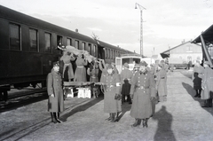 Hungary, Sopron, Déli pályaudvar, a vöröskeresztes kórházvonatból hordágyon emelik ki a sebesült katonát., 1942, Reményi József, hospital-train, Fortepan #258157