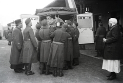 Hungary, Sopron, Déli pályaudvar, mentőautóba emelik át a vöröskeresztes kórházvonatból a hordágyon a sebesült katonát., 1942, Reményi József, Fortepan #258160