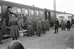 Hungary, Sopron, Déli pályaudvar, a vöröskeresztes kórházvonatból hordágyon emelik ki a sebesült katonát., 1942, Reményi József, hospital-train, Fortepan #258161