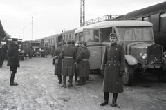 Hungary, Sopron, Déli pályaudvar, vöröskeresztes kórházvonat., 1942, Reményi József, hospital-train, Fortepan #258162