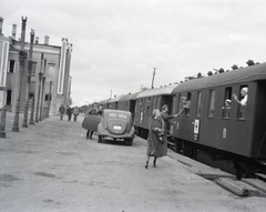 Russia, Kursk, a 152-es számú vöröskeresztes kórházvonat és személyzete a vasútállomáson., 1942, Reményi József, hospital-train, Fortepan #258192