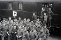 a 154-es számú vöröskeresztes kórházvonat személyzetének egy része és német katonák az konyhavagon előtt., 1942, Reményi József, hospital-train, Fortepan #258199