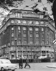 Magyarország, Budapest IX., Kálvin tér, az Állami Biztosító székháza az Üllői út és a Ráday utca között., 1973, Ferencvárosi Helytörténeti Gyűjtemény, cégtábla, felirat, óra, utcakép, életkép, aktatáska, Skoda 100, Állami Biztosító, Budapest, Fortepan #25820