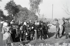 Ukraine, ételosztás a helyi lakosoknak. A felvétel a vöröskeresztes kórházvonat egyik útjáról készült sorozat része., 1942, Reményi József, Fortepan #258201