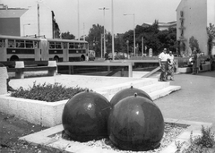 Magyarország, Budapest VIII.,Budapest IX., Kálvin tér a Múzeum körút felé nézve., 1977, Ferencvárosi Helytörténeti Gyűjtemény, autóbusz, magyar gyártmány, szobor, Ikarus-márka, Ikarus 180, Budapest, Fortepan #25823