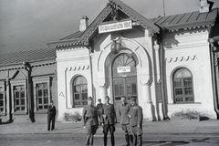 Belarus, (ekkor Osipowitschi), vasútállomás, a 154-es számú vöröskeresztes kórházvonat tisztjei., 1942, Reményi József, Fortepan #258235