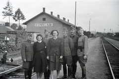 Czech Republik, (ekkor Bystritz), a kórházvonat személyzetének néhány tagja a vasúállomáson., 1942, Reményi József, Fortepan #258240