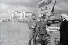 Belarus, Gomel, Homel (ekkor Gomel), Proszpekt Ljenyina (Bahnhof Straße) a Vulica Csirvonaarmejszkaja (Charlotten Straße) felé nézve. A 154-es számú vöröskeresztes kórházvonat önkéntes nővére és tisztjei., 1942, Reményi József, Fortepan #258243