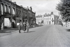 Belarus, Gomel, Homel (ekkor Gomel), Proszpekt Ljenyina (Bahnhof Straße) a Privakzalnaja ploscsa (Bahnhof Platz) felé nézve. A 154-es számú vöröskeresztes kórházvonat önkéntes nővére és tisztjei., 1942, Reményi József, Fortepan #258246