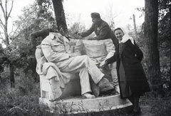 Belarus, Gomel, a Sztálin látogatása a beteg Leninnél című festmény alapján készült szobor., 1942, Reményi József, Best of, jesting, sculpture, standing on a sculpture, Fortepan #258249