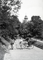 Magyarország, Máriabesnyő, Gödöllő, háttérben a Nagyboldogasszony-bazilika tornya., 1941, Reményi József, kerékpár, kirándulás, katolikus, zarándokhely, Fortepan #258273