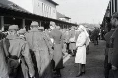 Hungary, Kecskemét, vasútállomás, a felvétel a 154-es számú vöröskeresztes kórházvonat érkezésekor készült., 1942, Reményi József, Fortepan #258289