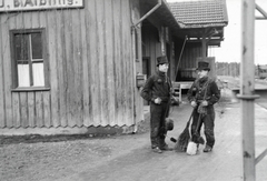 Germany, (Au bei Bad Aibling), a Bad Aibling – Feilnbach helyiérdekű vasút állomása., 1945, Reményi József, top hat, chimney sweeper, Fortepan #258306